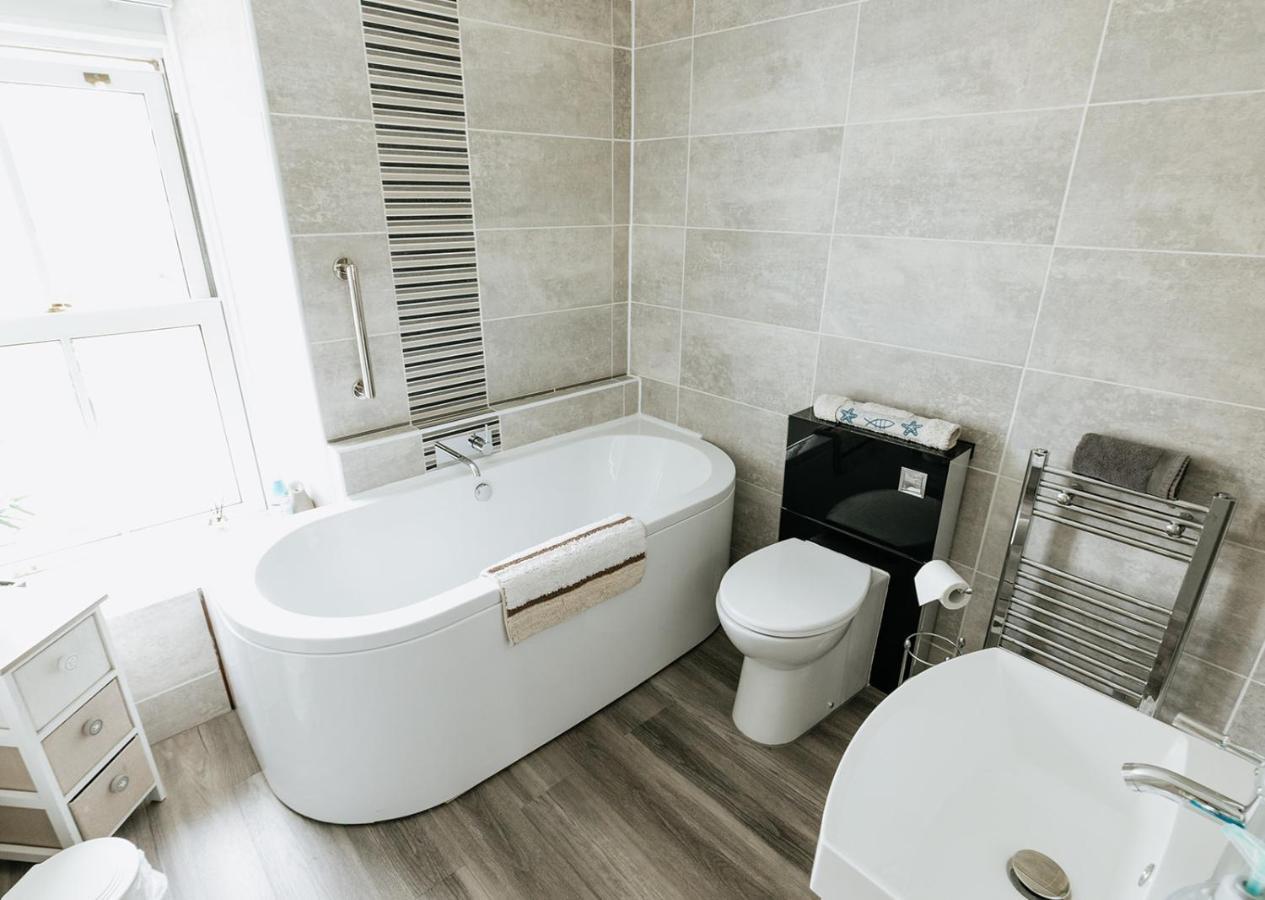 WILLOW COTTAGE - COSY 3 BED COTTAGE IN PENRHYN BAY WITH SEA VIEWS, ACCESS TO SNOWDONIA, NORTH WALES, uk Rhôs-on-Sea Exterior foto