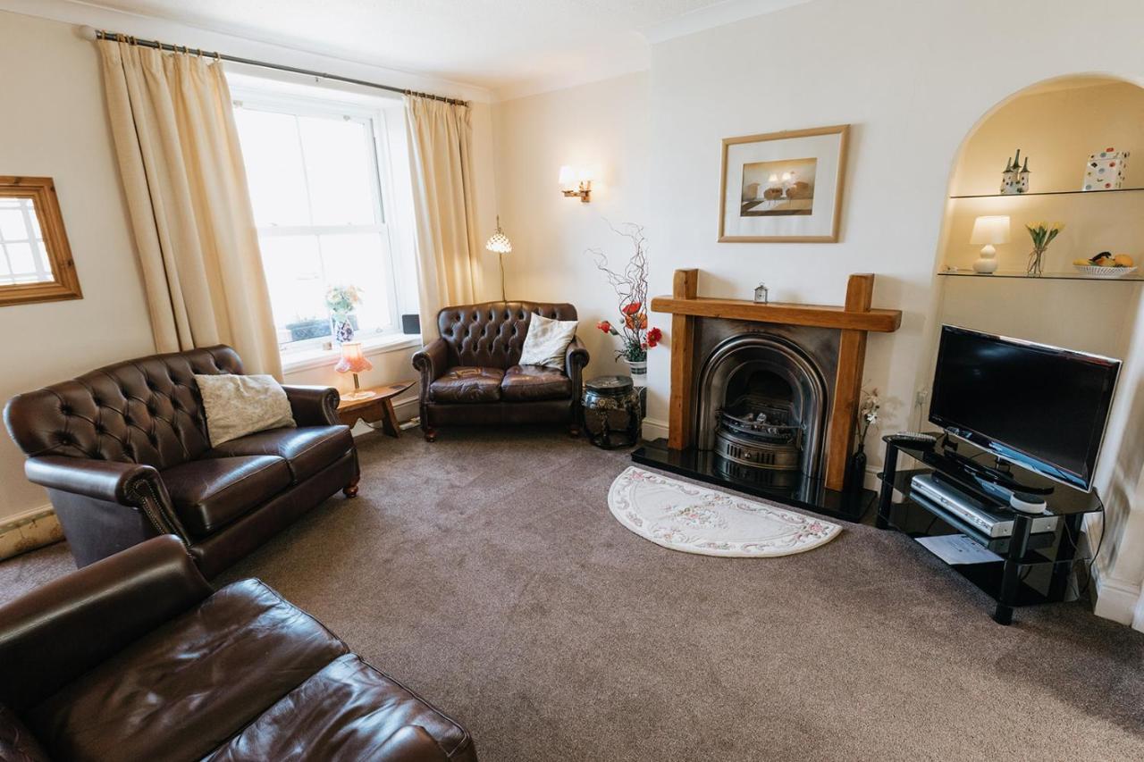 WILLOW COTTAGE - COSY 3 BED COTTAGE IN PENRHYN BAY WITH SEA VIEWS, ACCESS TO SNOWDONIA, NORTH WALES, uk Rhôs-on-Sea Exterior foto