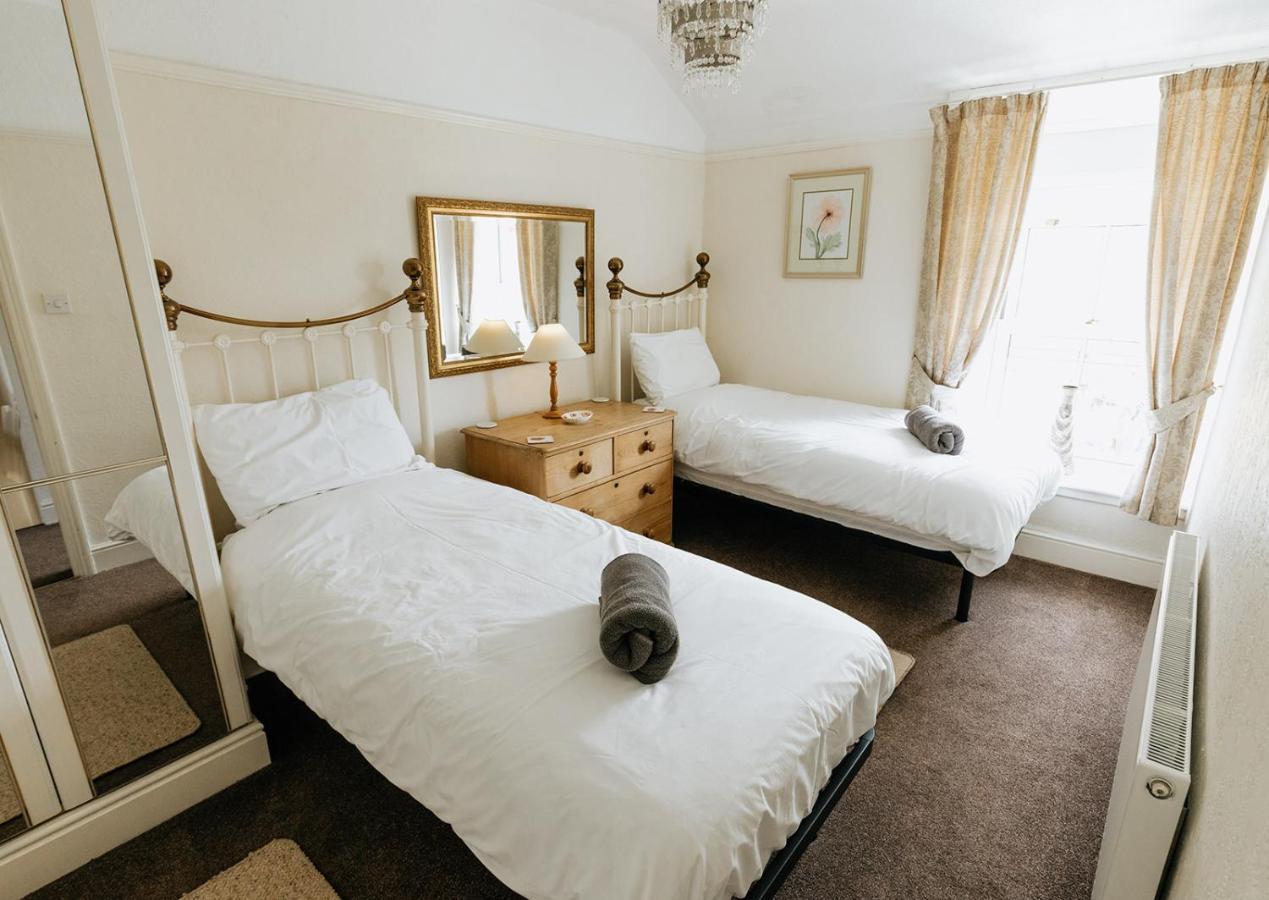 WILLOW COTTAGE - COSY 3 BED COTTAGE IN PENRHYN BAY WITH SEA VIEWS, ACCESS TO SNOWDONIA, NORTH WALES, uk Rhôs-on-Sea Exterior foto