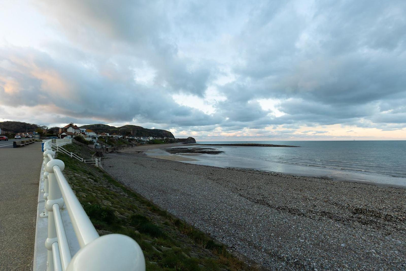 WILLOW COTTAGE - COSY 3 BED COTTAGE IN PENRHYN BAY WITH SEA VIEWS, ACCESS TO SNOWDONIA, NORTH WALES, uk Rhôs-on-Sea Exterior foto