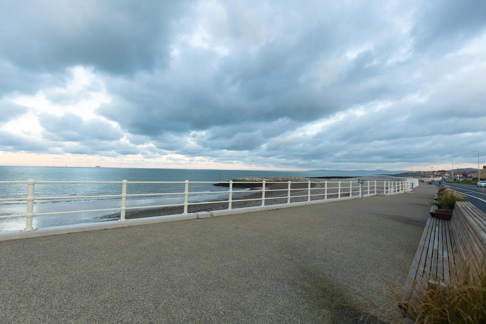 WILLOW COTTAGE - COSY 3 BED COTTAGE IN PENRHYN BAY WITH SEA VIEWS, ACCESS TO SNOWDONIA, NORTH WALES, uk Rhôs-on-Sea Exterior foto
